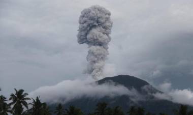 Gunung Ibu Meletus, Status Tetap Waspada