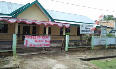Heboh!! Spanduk Hentikan KKN, Polisikan Rio Lubuk Tenam Terpasang Disini