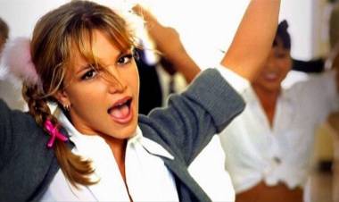 Britney Spears Rayakan 20 Tahun ALBUM "BABY ONE MORE TIME"