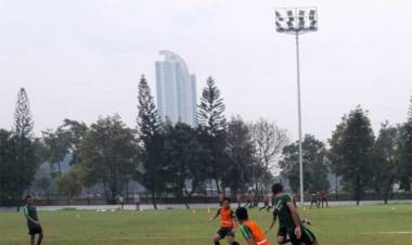  Pelatih Indra Sjafri Mengeluh Rumput Lapangan A GBK Jelek