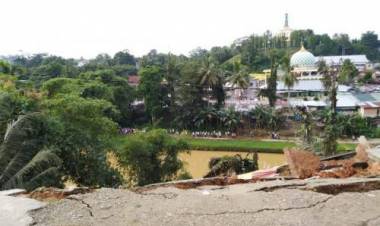 Heboh 9 Ruko di Merangin Roboh ke Sungai