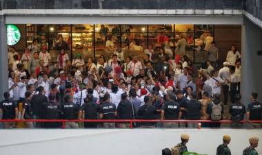 Dua Pendukung Pasangan Capres-Cawapres Berbalas Yel-Yel