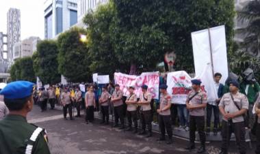 Debat Capres Pertama Diwarnai Aksi Unjuk Rasa BEM SI