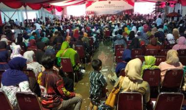 Bersusah Keliling, Ibu Dedeh Gembira Bersalaman Jokowi