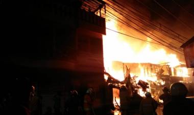 163 Petugas Padamkan Kebakaran Hebat di Tomang Utara