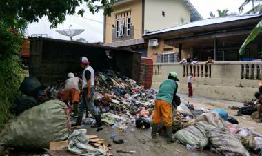 Truk Sampah LH Merangin Terbalik Petugas Jatuh Tunggang Langgang 