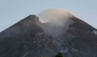 Gunung Merapi Luncurkan 19 Kali Guguran Lava