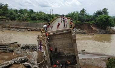 Jembatan Putus, Warga Nekat Menyeberang Gunakan Tangga Bambu 