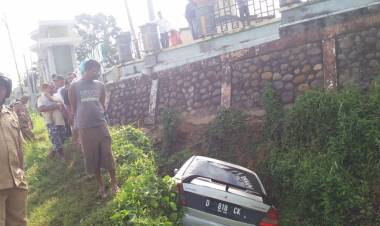 Sopir Ngantuk, Mobil Lancer Hantam Turap Masjid di Merangin