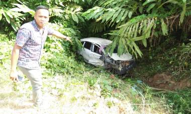 Mengerikan! Tabrakan Mitsubishi L300 Terguling, Ayla Masuk ke Jurang 15 Meter