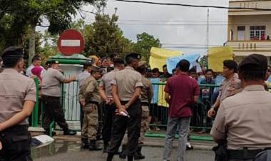 Ratusan Warga Baru Limbur Demo ke Kantor Bupati Bungo