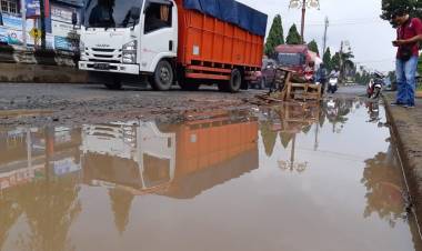 Akibat Jalan Rusak, Saat Hujan Muncul Kolam Dadakan di Jalan Muara Bulian Batanghari