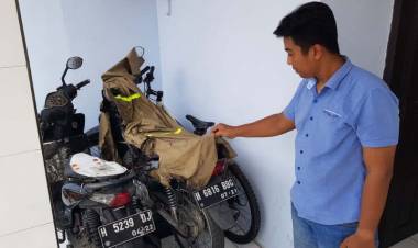 MARAK! Teror Tiga Sepeda Motor Dibakar di Teras Rumah di Semarang