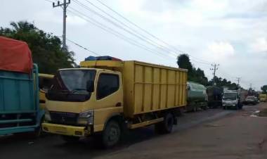 Jalan Jambi-Batanghari Macet Total