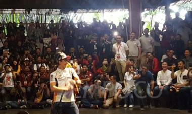 Seru, Marc Marquez Belajar Main Angklung Sambil Joget