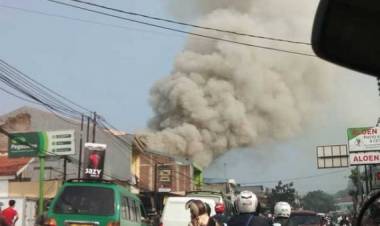 Kebakaran Hebat Hanguskan Dua Ruko  Service Printer di Cibiru Bandung