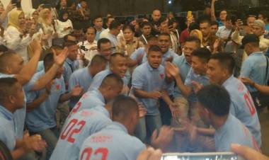 Yel-yel Pendukung Riuh di Luar Loby Hotel Sultan