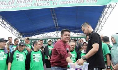 Peserta Dapat Hadiah Rumah Jalan Sehat Nasional KAHMI di Palembang