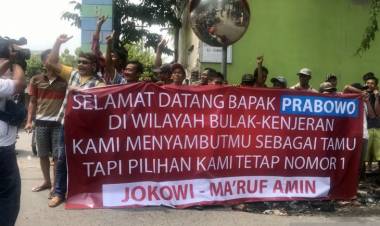 Beraninya, Pendukung Jokowi Lakukan Aksi di Kedatangan Prabowo di Kawasan Bulak Surabaya