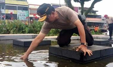 Terkesan Tak Terurus, Kapolda Jambi Bersihkan Sendiri Sampah di Tugu Juang