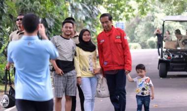 Presiden Ajak Cucu Keliling Kebun Raya Bogor