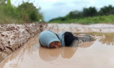 Viral! Gadis di Sumsel Mandi Lumpur Protes Jalan Rusak