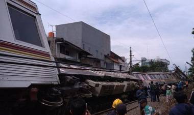 Ini Penyebab KRL Tujuan Stasiun Bogor Terguling