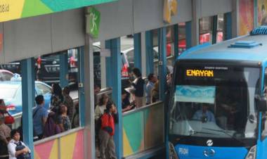 Pria Mengamuk Tusuk Penumpang Transjakarta di Halte BKN