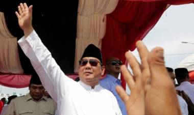 Begini Antusias Ribuan Warga Kalbar Tunggu Kedatangan Prabowo di Istana Kadariah