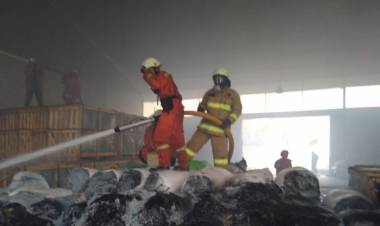 Gudang Stirofoam di Penjaringan Terbakar Hebat