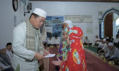 Gerakan Subuh, Bupati Berikan Santunan Anak Yatim Piatu di Masjid Al Muhajirin