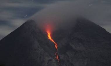 BAHAYA, Gunung Merapi Muntahkan Lava 800 Meter