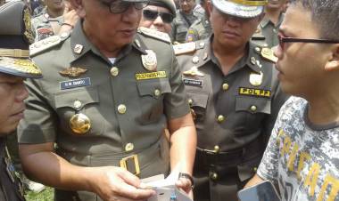 Pasca Diusir Wartawan Berikan Kado HUT Satpol PP ke Sekda M Dianto, Ternyata Isinya...