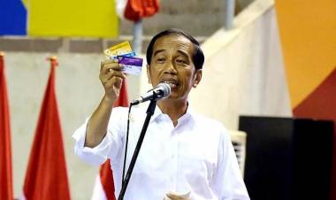 Di Malang Jokowi Pamer 3 'Kartu Sakti' ke Pendukung