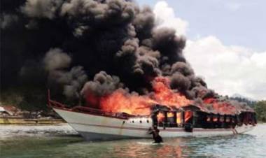 Kapal Motor Bawa BBM  Bersubsidi Terbakar Hebat, Dua Orang Terluka