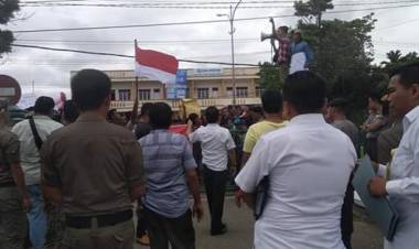 Ratusan Warga Tanah Periuk Demo, Minta Bupati Bungo Pecat Kades Helmi