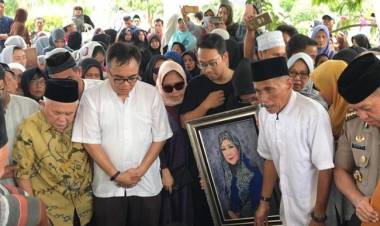 Pendiri Masjid Kubah Emas, Dian Al Mahri Dimakamkan di Halaman Masjid
