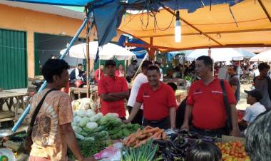 Serap Aspirasi Pedagang, Caleg PDI Perjuangan Faatumbu Duha Kunjungi Pasar Angso Duo Modern