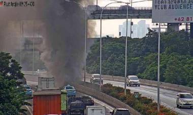 Kebakaran Kolong Tol Pluit, Lalulintas Menuju  Bandara Soetta Dialihkan