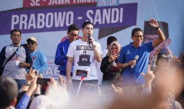 Duet Maut Sandiaga Uno-Al Ghazali Nyanyikan "Hadapi dengan Senyuman"