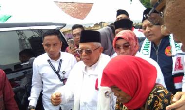 Wanita Ini Titipkan Nomor Teleponnya ke Ma'ruf Amin