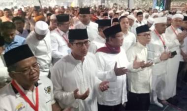 Prabowo-Sandi Shalat Subuh Berjamaah Jelang Kampanye Akbar di SUGBK