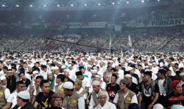 Massa Pendukung Prabowo-Sandi Salat Tahajud Berjamaah di SUGBK