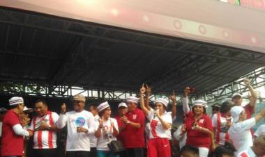 Yuni Shara Pimpin Bernyanyi Jelang Kedatangan Jokowi di KIS