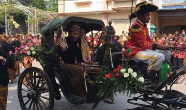 Jokowi Naik Kereta Kencana Saat Kampanye di Solo