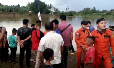 Sempat Terombang-ambing di Jembatan Gantung, Warga Bungo Jatuh ke Sungai