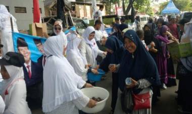 Relawan Emak-emak Kece Bagi Makanan Gratis Pada Kampanye Prabowo-Sandi di Tangerang