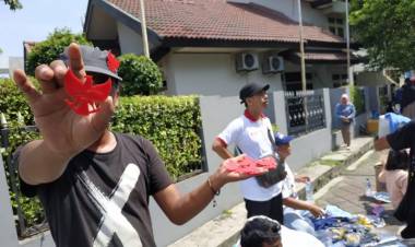 Beruntung, Pedagang Aksesoris Raup Keuntungan di Kampanye Terakhir Prabowo-Sandi