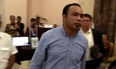 Seorang Pria Nyatakan Demokrat Keluar Koalisi di Luar Debat