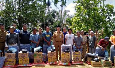 Walikota Fasha Serahkan Bantuan Korban Puting Beliung